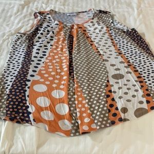 Sleeveless top. Thigh length